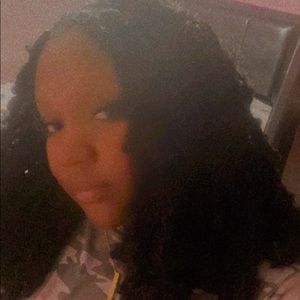 Meet your Posher, Akia